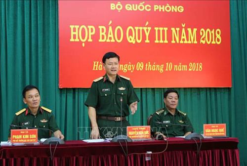 Thiếu tướng Nguyễn Văn Đức, Cục trưởng Cục Tuyên huấn, Tổng cục Chính trị Quân đội nhân dân Việt Nam trả lời câu hỏi của đại diện các cơ quan thông tấn, báo chí. Ảnh: Dương Giang - TTXVN Thiếu tướng Nguyễn Văn Đức, Cục trưởng Cục Tuyên huấn, Tổng cục Chính trị Quân đội nhân dân Việt Nam trả lời câu hỏi của đại diện các cơ quan thông tấn, báo chí. Ảnh: Dương Giang - TTXVN