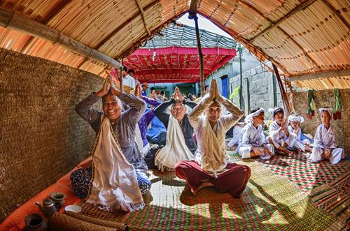 Lễ cuới Chăm Bà ni có 5 đứa trẻ, mặc bộ áo truyền thống màu trắng gọi là “Anak là con” để chứng giám cuộc hôn nhân và mang lễ vật Cô dâu Chú rể với bộ y phục cho lễ cưới toàn màu trắng tiến vào hành lễ trong rạp lễ Bắt đầu lễ các vị tu sĩ làm lễ đốt trầm hương. Sư Cả (Po Gru), đọc kinh Koran xin phép với vị thánh Alla. Những người thân của cô dâu chú rể cầu nguyện thánh Alla ban phước lành cho cô dâu và chú rể Chú rể, cô dâu lần lượt lạy tạ Sư Cả và các giáo sĩ - tục lệ khi lạy tấm khăn trắng trùm dưới 2 chân bằng khăn đội đầu của cô dâu Cô dâu được đưa về phòng the trước để thầy Chang (Po Car) đọc thần chú làm phép dưới đôi gối nằm Thầy Chang đọc thần chú làm phép nhẫn cưới trong lòng bàn tay của cô dâu, rồi đeo nhẫn cho cô dâu sau khi cô dâu trả lời với thầy Chang là đồng ý cuộc hôn nhân Chú rễ ở lại trong rạp lễ Kajang likhah được sư Cả đọc kinh Koran và các giáo sĩ làm phép trao nhẫn cưới Thầy Chang cầm tay chú rể dẫn đến với cô dâu. Hai giáo sĩ đi trước, chú rể đi sau và những em bé “Anak là con” Trong phòng the vị tu sĩ đặt tay chú rể được vào bàn tay cô dâu làm phép rửa tội cầu phúc Người vợ lấy một miếng trầu cau bỏ vào miệng chồng như ý bảo rằng từ nay nàng sẽ lo cho chàng đầy đủ sự ăn uống Trong thời gian 3 ngày đêm đầu vợ chồng phải sinh hoạt ăn uống trong phòng và có người ngồi giám sát Lễ cuới Chăm Bà ni có 5 đứa trẻ, mặc bộ áo truyền thống màu trắng gọi là “Anak là con” để chứng giám cuộc hôn nhân và mang lễ vật Cô dâu Chú rể với bộ y phục cho lễ cưới toàn màu trắng tiến vào hành lễ trong rạp lễ Bắt đầu lễ các vị tu sĩ làm lễ đốt trầm hương. Sư Cả (Po Gru), đọc kinh Koran xin phép với vị thánh Alla. Những người thân của cô dâu chú rể cầu nguyện thánh Alla ban phước lành cho cô dâu và chú rể Chú rể, cô dâu lần lượt lạy tạ Sư Cả và các giáo sĩ - tục lệ khi lạy tấm khăn trắng trùm dưới 2 chân bằng khăn đội đầu của cô dâu Cô dâu được đưa về phòng the trước để thầy Chang (Po Car) đọc thần chú làm phép dưới đôi gối nằm Thầy Chang đọc thần chú làm phép nhẫn cưới trong lòng bàn tay của cô dâu, rồi đeo nhẫn cho cô dâu sau khi cô dâu trả lời với thầy Chang là đồng ý cuộc hôn nhân Chú rễ ở lại trong rạp lễ Kajang likhah được sư Cả đọc kinh Koran và các giáo sĩ làm phép trao nhẫn cưới Thầy Chang cầm tay chú rể dẫn đến với cô dâu. Hai giáo sĩ đi trước, chú rể đi sau và những em bé “Anak là con” Trong phòng the vị tu sĩ đặt tay chú rể được vào bàn tay cô dâu làm phép rửa tội cầu phúc Người vợ lấy một miếng trầu cau bỏ vào miệng chồng như ý bảo rằng từ nay nàng sẽ lo cho chàng đầy đủ sự ăn uống Trong thời gian 3 ngày đêm đầu vợ chồng phải sinh hoạt ăn uống trong phòng và có người ngồi giám sát