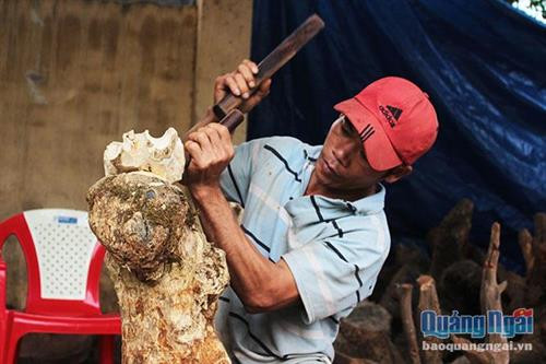 Người thợ điêu khắc gỗ. Ảnh: baoquangngai.vn