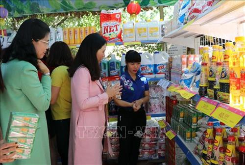 Đoàn viên công đoàn, người lao động tham gia phiên chợ. Ảnh: Hoài Nam – TTXVN. Đoàn viên công đoàn, người lao động tham gia phiên chợ. Ảnh: Hoài Nam – TTXVN.