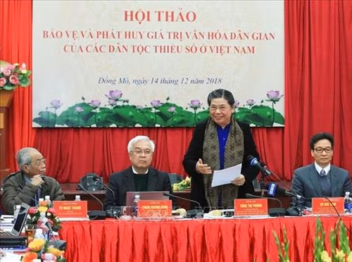 Phó Chủ tịch thường trực Quốc hội Tòng Thị Phóng phát biểu tại hội thảo. Ảnh: Trọng Đạt – TTXVN