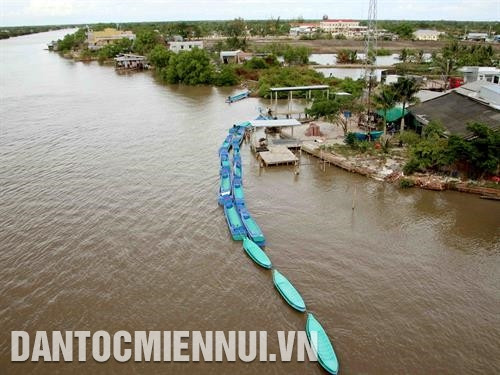 Một cơ sở sản xuất thuyền, ghe bằng chất liệu composite ven sông Đầm Cùng. Ảnh: Kim Há Một cơ sở sản xuất thuyền, ghe bằng chất liệu composite ven sông Đầm Cùng. Ảnh: Kim Há