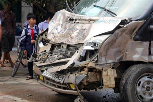 Chiếc xe khách bị hư hỏng nặng sau tai nạn. Chiếc xe khách bị hư hỏng nặng sau tai nạn.