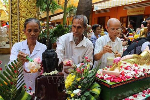 Người dân Khmer tại Thành phố Hồ Chí Minh thưc hiện nghi thức tắm Phật tại chùa Candaransy trong dịp Tết Chol Chnam Thmay 2019. Ảnh: Xuân Khu - TTXVN Người dân Khmer tại Thành phố Hồ Chí Minh thưc hiện nghi thức tắm Phật tại chùa Candaransy trong dịp Tết Chol Chnam Thmay 2019. Ảnh: Xuân Khu - TTXVN
