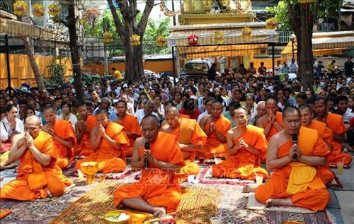 Hòa thượng Danh Lung và các tăng sư chùa Candaransi cùng đồng bào Khmer tại Thành phố Hồ Chí Minh và các địa phương lân cận thực hiện nghi lễ cầu an đầu năm trong dịp Tết Chol Chnam Thmay 2019. Ảnh: Xuân Khu - TTXVN Hòa thượng Danh Lung và các tăng sư chùa Candaransi cùng đồng bào Khmer tại Thành phố Hồ Chí Minh và các địa phương lân cận thực hiện nghi lễ cầu an đầu năm trong dịp Tết Chol Chnam Thmay 2019. Ảnh: Xuân Khu - TTXVN