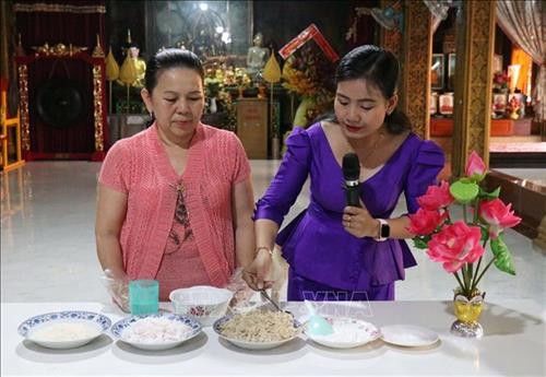 Hoạt động giới thiệu, hướng dẫn cách làm các món ăn truyền thống của người Khmer trong dịp lễ, Tết được tổ chức tại Chùa Candaransi nhân dịp Tết cổ truyền Chol Chnam Thmay 2019. Ảnh: Xuân Khu - TTXVN Hoạt động giới thiệu, hướng dẫn cách làm các món ăn truyền thống của người Khmer trong dịp lễ, Tết được tổ chức tại Chùa Candaransi nhân dịp Tết cổ truyền Chol Chnam Thmay 2019. Ảnh: Xuân Khu - TTXVN