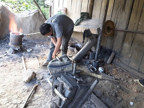 Khuôn đúc lưỡi cày làm bằng đất sét trộn bột than, bột đá.