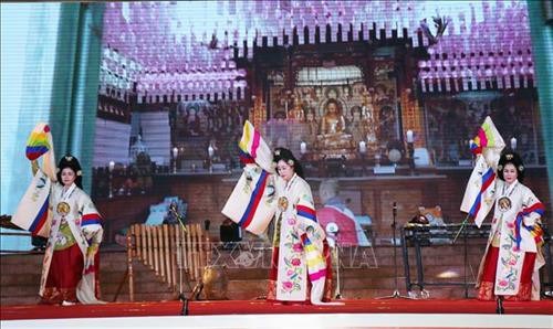 Tiết mục biểu diễn của các nghệ nhân đến từ tỉnh Jeollabuk (Hàn Quốc). Ảnh: Tuấn Anh – TTXVN Tiết mục biểu diễn của các nghệ nhân đến từ tỉnh Jeollabuk (Hàn Quốc). Ảnh: Tuấn Anh – TTXVN