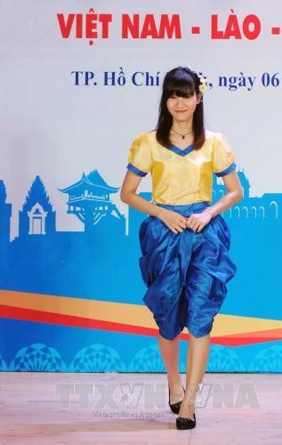 Trình diễn trang phục truyền thống Campuchia. Ảnh: An Hiếu - TTXVN.