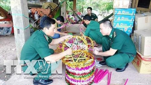 Cán bộ, chiến sĩ biên phòng Quảng Bình chuẩn bị đèn ông sao và các phần quà cho trẻ em dịp tết Trung thu. Ảnh: Võ Dung - TTXVN Cán bộ, chiến sĩ biên phòng Quảng Bình chuẩn bị đèn ông sao và các phần quà cho trẻ em dịp tết Trung thu. Ảnh: Võ Dung - TTXVN