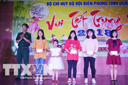 Bộ đội biên phòng Quảng Bình trao quà cho các em thiếu nhi dịp Tết Trung thu. Ảnh: Võ Dung - TTXVN Bộ đội biên phòng Quảng Bình trao quà cho các em thiếu nhi dịp Tết Trung thu. Ảnh: Võ Dung - TTXVN