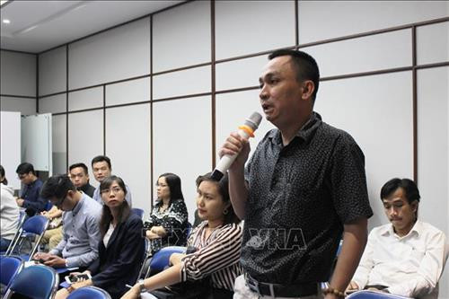 Đại diện một doanh nghiệp trao đổi tại Hội thảo. Ảnh: Xuân Anh - TTXVN Đại diện một doanh nghiệp trao đổi tại Hội thảo. Ảnh: Xuân Anh - TTXVN