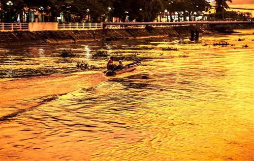 Hoàng hôn trên dòng sông Kiên, đoạn chảy qua trung tâm thành phố Rạch Giá. Ảnh: Hồng Đạt - TTXVN