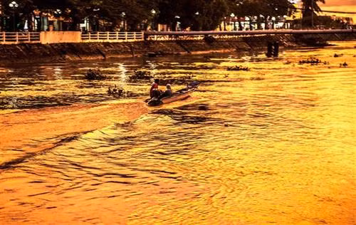 Hoàng hôn trên dòng sông Kiên, đoạn chảy qua trung tâm thành phố Rạch Giá. Ảnh: Hồng Đạt - TTXVN