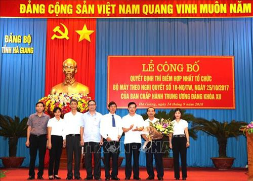 Bí thư Tỉnh ủy Hà Giang trao Quyết định phân công, bổ nhiệm lãnh đạo Cơ quan Đảng bộ Khối Cơ quan-Doanh nghiệp tỉnh Hà Giang. Ảnh: Minh Tâm-TTXVN