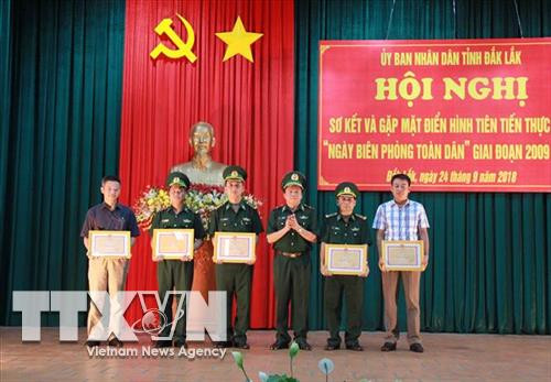 Lãnh đạo Bộ Tư lệnh Bộ đội biên phòng tặng bằng khen cho các cá nhân có thành tích xuất sắc trong thực hiện “Ngày Biên phòng toàn dân”. Ảnh: Phạm Cường-TTXVN Lãnh đạo Bộ Tư lệnh Bộ đội biên phòng tặng bằng khen cho các cá nhân có thành tích xuất sắc trong thực hiện “Ngày Biên phòng toàn dân”. Ảnh: Phạm Cường-TTXVN