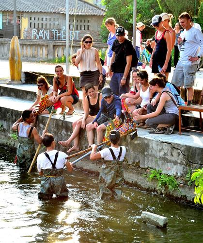 Nghe nhan tao tac roi nuoc. Hau truong bieu dien roi nuoc. Dan nhac phu hoa cac tiet muc mua roi. Man roi nuoc Vinh quy bai to. Cac chau thieu nhi xem cac nghe nhan tao tac roi nuoc. Giao luu voi cac du khach sau cac tiet muc dien. Sau khi dien xong, roi nuoc duoc cat gon theo tung tich tro.