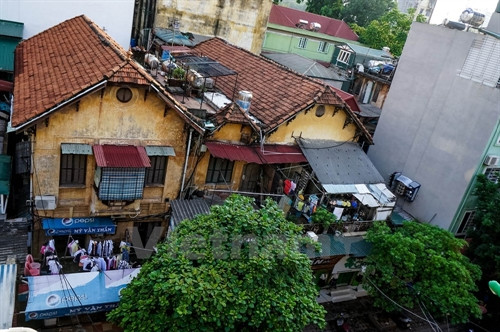 Căn nhà ngay cạnh ở số 49 Trần Quốc Toản cũng nằm trong diện nguy hiểm vì người dân tự ý cơi nới, thay đổi kết cấu nhà. (Ảnh: Minh Sơn/Vietnam+)