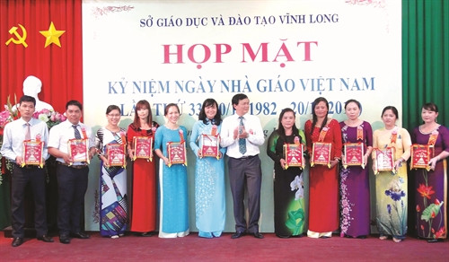 Mới đây, cô Vinh Thị Cẩm Vân đã vinh dự được Sở Giáo dục và Đào tạo tỉnh Vĩnh Long trao tặng danh hiệu "Viên phấn vàng Mới đây, cô Vinh Thị Cẩm Vân đã vinh dự được Sở Giáo dục và Đào tạo tỉnh Vĩnh Long trao tặng danh hiệu "Viên phấn vàng