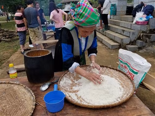 Mèn mén - món ăn độc đáo của đồng bào dân tộc Mông được giới thiệu tại phiên chợ. Ảnh: Hoàng Tâm