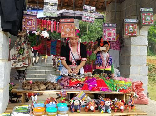 Phiên chợ với nhiều gian hàng giới thiệu sản phẩm thủ công của đồng bào dân tộc. Ảnh: Hoàng Tâm
