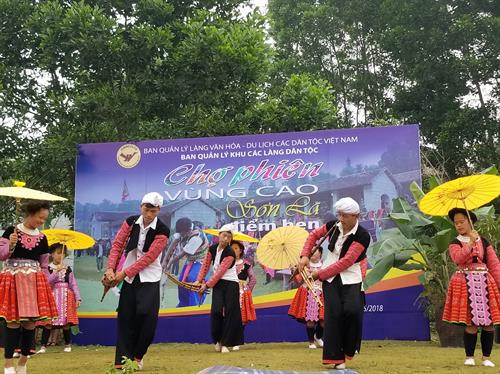 Tiết mục văn nghệ "Xuống chợ" của các chàng trai, cô gái Mông. Ảnh: Hoàng Tâm