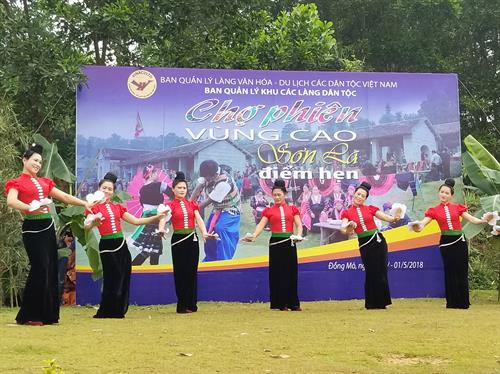 Tiết mục văn nghệ của các cô gái Thái. Ảnh: Hoàng Tâm