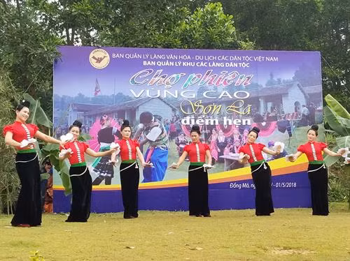 Tiết mục văn nghệ của các cô gái Thái. Ảnh: Hoàng Tâm