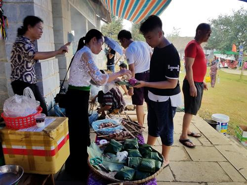 Du khách thưởng thức xôi màu, đặc sản của đồng bào dân tộc Thái. Ảnh: Hoàng Tâm