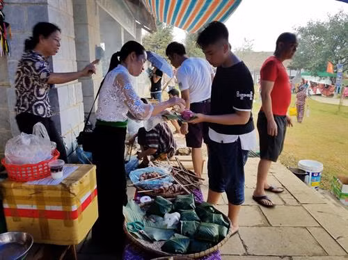 Du khách thưởng thức xôi màu, đặc sản của đồng bào dân tộc Thái. Ảnh: Hoàng Tâm