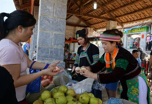 Nhiều sản vật của đồng bào Mông ở cao nguyên đá Đồng Văn được giới thiệu tại "Phiên chợ vùng cao". Ảnh: Hoàng Tâm