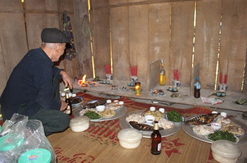 Khi thức dậy, việc đầu tiên trong ngày Tết Đoan Ngọ của đồng bào dân tộc Tày là “diệt sâu bọ”, bằng việc ăn các loại quả như mận, đào, dưa hấu.. và uống 1 chút rượu.. Diệt sâu bọ xong, các thành viên trong gia đình bắt đầu nấu ăn, chuẩn bị đồ lễ dâng cúng tổ tiên. Rất nhiều món ăn đặc sản bản địa được đồng bào Tày chuẩn bị trong ngày Tết Đoan ngọ. Lễ cúng tổ tiên do một bậc cao niên trong gia đình làm lễ. Trẻ em dân tộc Tày cũng dậy từ rất sớm và ăn quả để diệt sâu bọ. Tết Đoan ngọ còn là dịp để các thành viên trong gia đình đoàn tụ, cùng nhau nói chuyện vui vẻ, chúc cho nhau gặp những điều tốt lành trong cuộc sống.