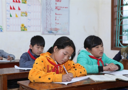 Được sự vận động của thầy hiệu trưởng cùng giáo viên, học sinh lớp 6 Thào Thị Dao Mẩy đã trở lại trường học. Được sự vận động của thầy hiệu trưởng cùng giáo viên, học sinh lớp 6 Thào Thị Dao Mẩy đã trở lại trường học.