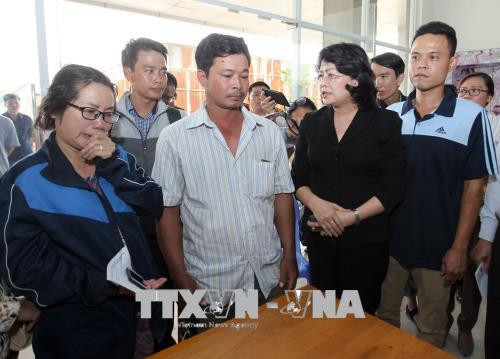 Phó Chủ tịch nước Đặng Thị Ngọc Thịnh thăm hỏi gia đình các nạn nhân. Ảnh: Quang Nhựt - TTXVN