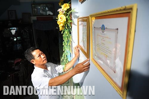 Với sự nỗ lực vươn lên, ông Lâm Se đã được tặng thưởng nhiều bằng khen, giấy khen vì những thành tích tiêu biểu, xuất sắc trong phong trào nông dân thi đua sản xuất, kinh doanh giỏi. Ảnh: An Hiếu