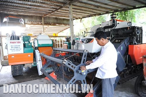 Ông Lâm Se tâm niệm mình phải luôn nâng cao trình độ lao động, sản xuất. Ảnh: An Hiếu Vốn là nông dân cần cù, chịu khó, ông Lâm Se còn nuôi 17 con bò sữa. Ảnh: An Hiếu Ông Lâm Se trên cánh đồng lúa cao sản của gia đình . Ảnh: An Hiếu