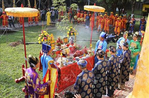 Nghi lễ cúng trong lễ dựng nêu tại Hiển Lâm Các – Thế Miếu, Đại Nội Huế. Ảnh: Hồ Cầu-TTXVN Nghi lễ cúng trong lễ dựng nêu tại Hiển Lâm Các – Thế Miếu, Đại Nội Huế. Ảnh: Hồ Cầu-TTXVN
