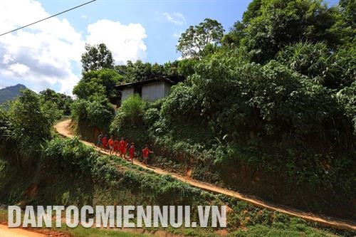 Hướng dẫn học sinh dân tộc làm đèn ông sao nhân dịp Tết Trung thu. Ảnh: An Thành Đạt Chính quyền và các tổ chức đoàn thể trong huyện quan tâm, tặng quà cho học sinh dân tộc thiểu số nghèo, có hoàn cảnh khó khăn. Ảnh: An Thành Đạt Các em học sinh vùng cao Mường Tè giờ đã yên tâm xuống núi học chữ. Ảnh: An Thành Đạt