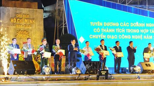 Các doanh nghiệp có thành tích hợp tác, chuyển giao công nghệ năm 2019 được tuyên dương tại buổi lễ. Ảnh: Dư Toán – TTXVN. Các doanh nghiệp có thành tích hợp tác, chuyển giao công nghệ năm 2019 được tuyên dương tại buổi lễ. Ảnh: Dư Toán – TTXVN.