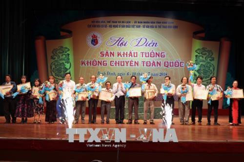 Hội Nghệ sĩ Sân khấu Việt Nam tặng thưởng Bằng khen cho 15 câu lạc bộ, đoàn tuồng không chuyên. Ảnh: Nguyên Linh-TTXVN Hội Nghệ sĩ Sân khấu Việt Nam tặng thưởng Bằng khen cho 15 câu lạc bộ, đoàn tuồng không chuyên. Ảnh: Nguyên Linh-TTXVN
