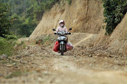 Đường lên điểm trường Pú Vang chủ yếu là đường đất, đi lại rất khó khăn nhất là vào mùa mưa. Ảnh: Phan Tuấn Anh – TTXVN Đường lên điểm trường Pú Vang chủ yếu là đường đất, đi lại rất khó khăn nhất là vào mùa mưa. Ảnh: Phan Tuấn Anh – TTXVN