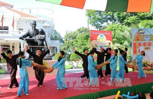 Một tiết mục ca múa của các thiếu nhi tại chương trình. Ảnh: An Hiếu - TTXVN