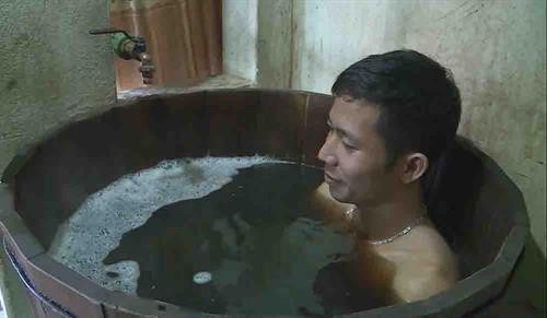 Du khách trải nghiệm tắm lá thuốc của đồng bào dân tộc Dao trên cao nguyên Sìn Hồ Du khách trải nghiệm tắm lá thuốc của đồng bào dân tộc Dao trên cao nguyên Sìn Hồ