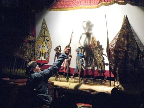 Rối bóng Wayang là loại hình nghệ thuật sân khấu truyền thống của Indonesia. Rối bóng Wayang là loại hình nghệ thuật sân khấu truyền thống của Indonesia.