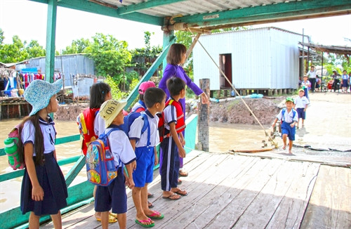 Sau giờ tan học cô Phương đều đưa các em xuống đò ngang để sang sông được an toàn. Sau giờ tan học cô Phương đều đưa các em xuống đò ngang để sang sông được an toàn.