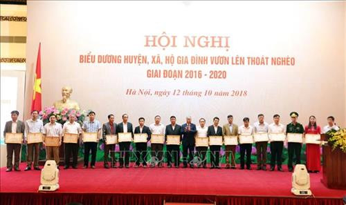 Ông Đỗ Văn Chiến, Bộ trưởng, Chủ nhiệm Ủy ban Dân tộc tặng Bằng khen của Ủy ban Dân tộc cho các xã đặc biệt khó khăn vùng dân tộc và miền núi, xã biên giới, an toàn khu tại Hội nghị. Ảnh: Anh Tuấn – TTXVN Ông Đỗ Văn Chiến, Bộ trưởng, Chủ nhiệm Ủy ban Dân tộc tặng Bằng khen của Ủy ban Dân tộc cho các xã đặc biệt khó khăn vùng dân tộc và miền núi, xã biên giới, an toàn khu tại Hội nghị. Ảnh: Anh Tuấn – TTXVN