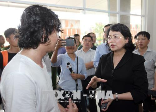 Phó Chủ tịch nước Đặng Thị Ngọc Thịnh thăm hỏi gia đình các nạn nhân. Ảnh: Quang Nhựt - TTXVN