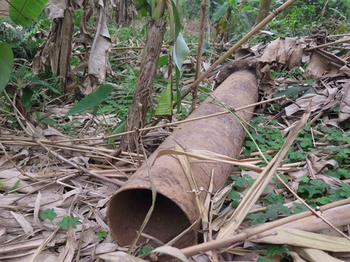 Đường ống dẫn nước han gỉ nằm bên vệ đường. Đường ống dẫn nước han gỉ nằm bên vệ đường.
