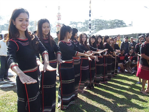 Vũ điệu xoang mê say theo nhịp cồng chiêng