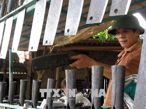 Anh Nông Tào - một thợ rèn giàu kinh nghiệm ở xóm Phia Chang đang kiểm tra chất lượng sản phẩm. Ảnh: Quốc Đạt - TTXVN Anh Nông Tào - một thợ rèn giàu kinh nghiệm ở xóm Phia Chang đang kiểm tra chất lượng sản phẩm. Ảnh: Quốc Đạt - TTXVN